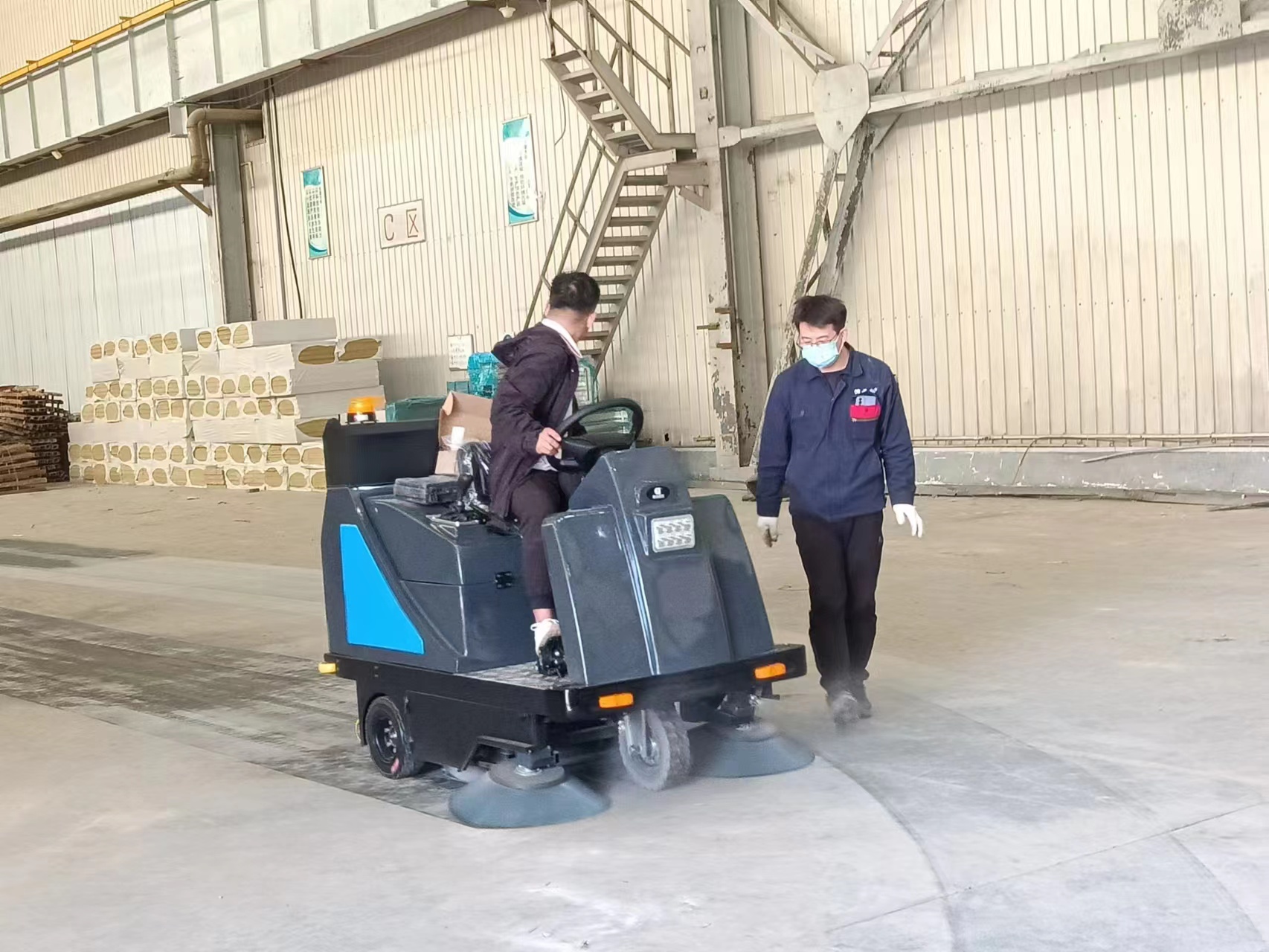  鼎潔盛世駕駛掃地機(jī)“入駐”山東德圣安66